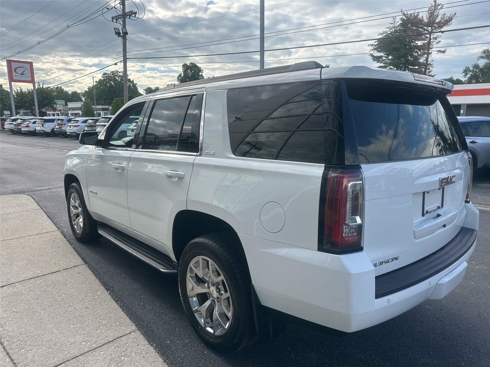 Used 2017 GMC Yukon SLE w/ SLE Value Package AWD/4WD image 5