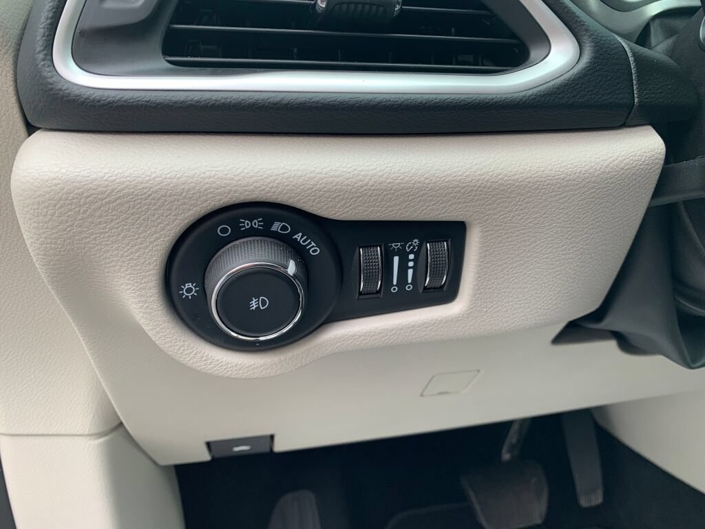 Used 2023 Chrysler Pacifica Touring-L FWD image 12