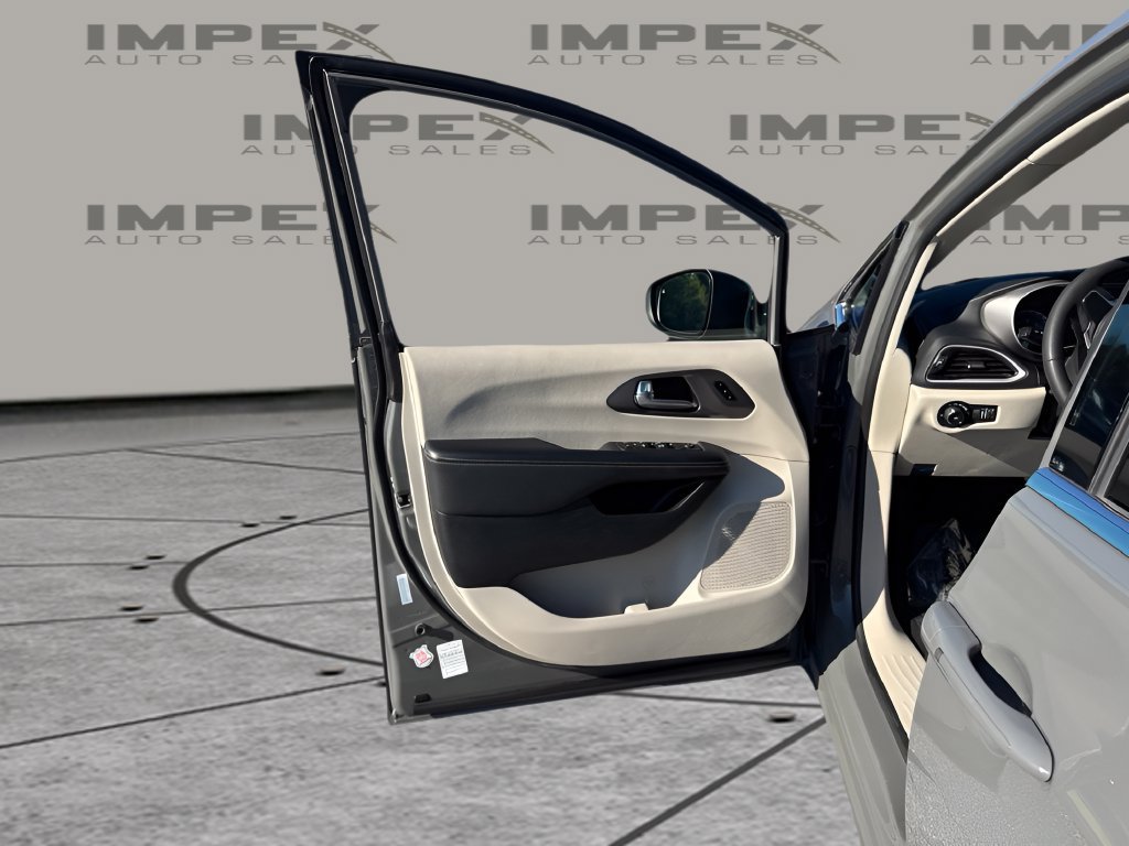 Used 2023 Chrysler Pacifica Touring-L FWD image 24