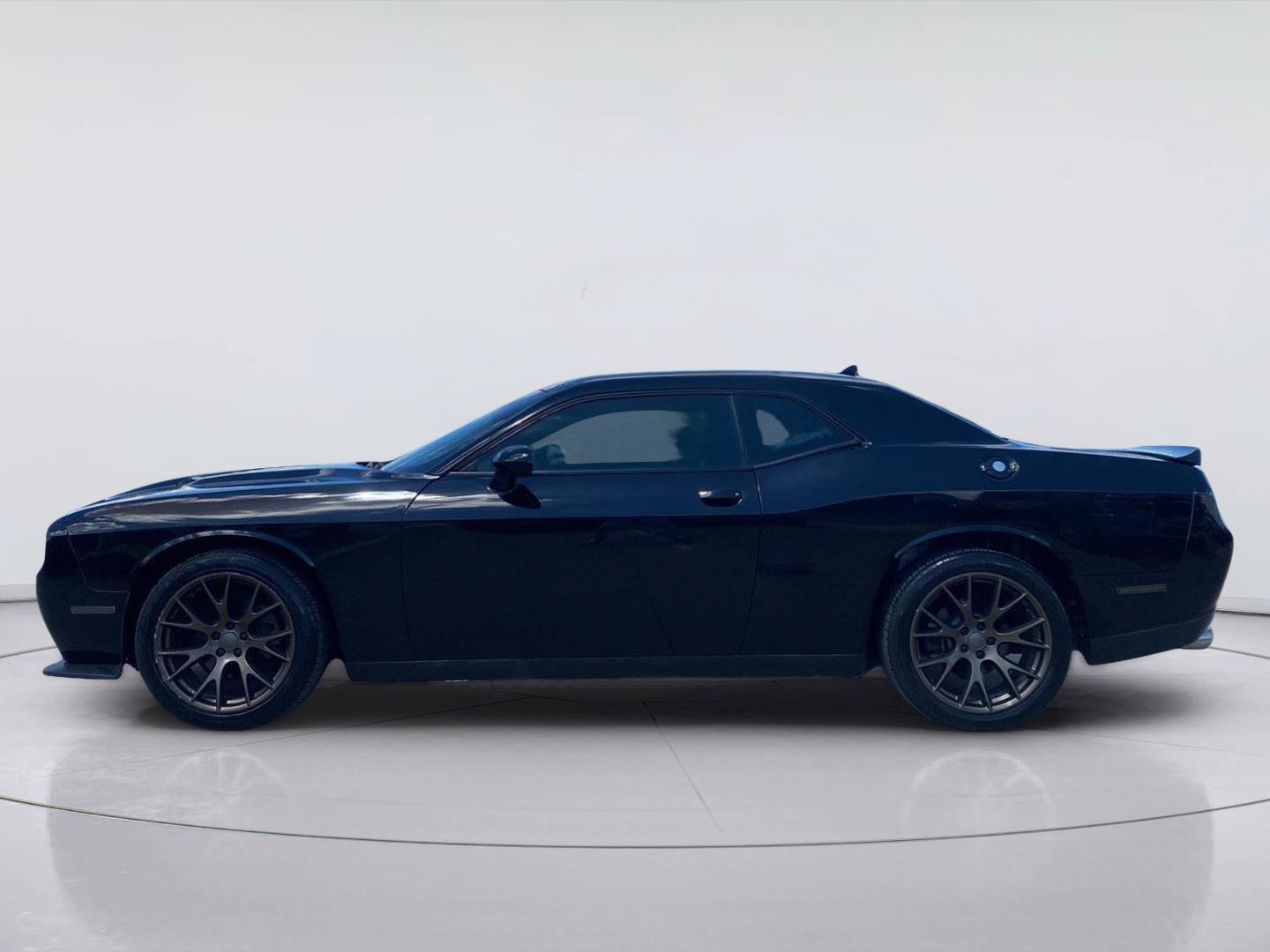 Used 2018 Dodge Challenger SXT w/ Blacktop Package RWD image 2