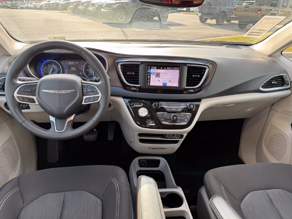 Used 2023 Chrysler Voyager LX FWD image 7