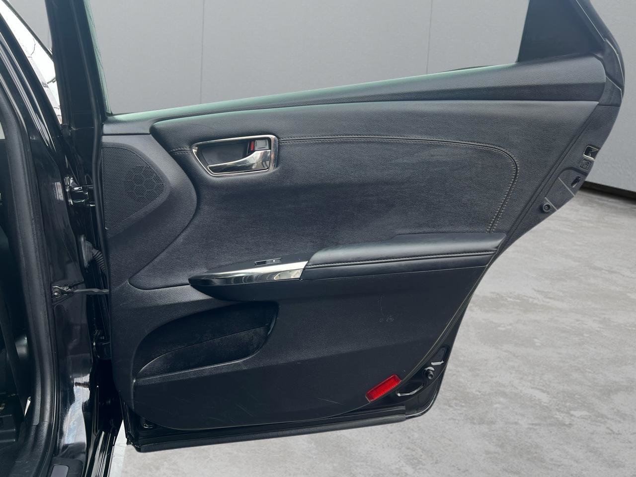 Used 2013 Toyota Avalon Limited w/ Technology Pkg FWD image 27
