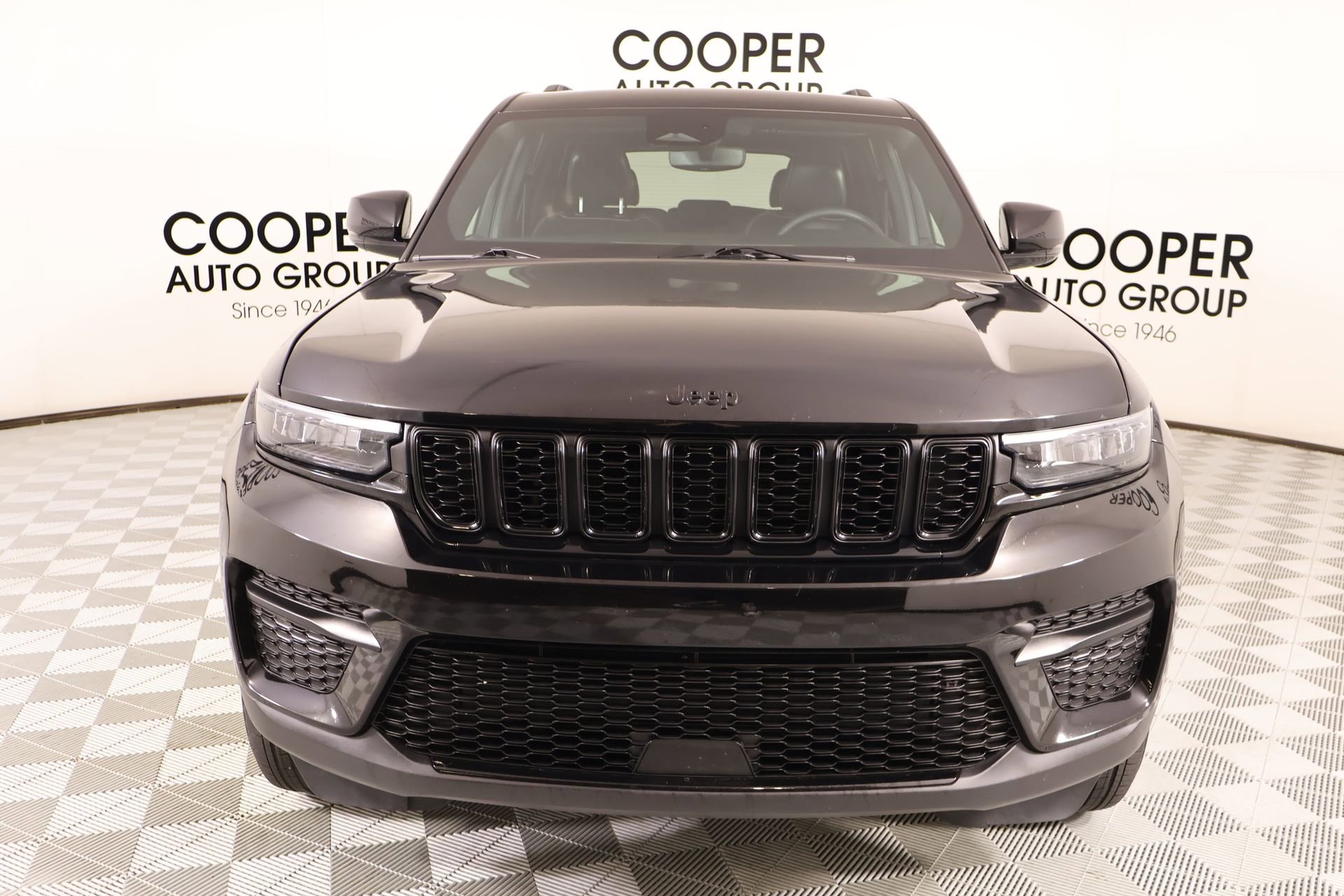 Used 2024 Jeep Grand Cherokee Altitude AWD/4WD image 9