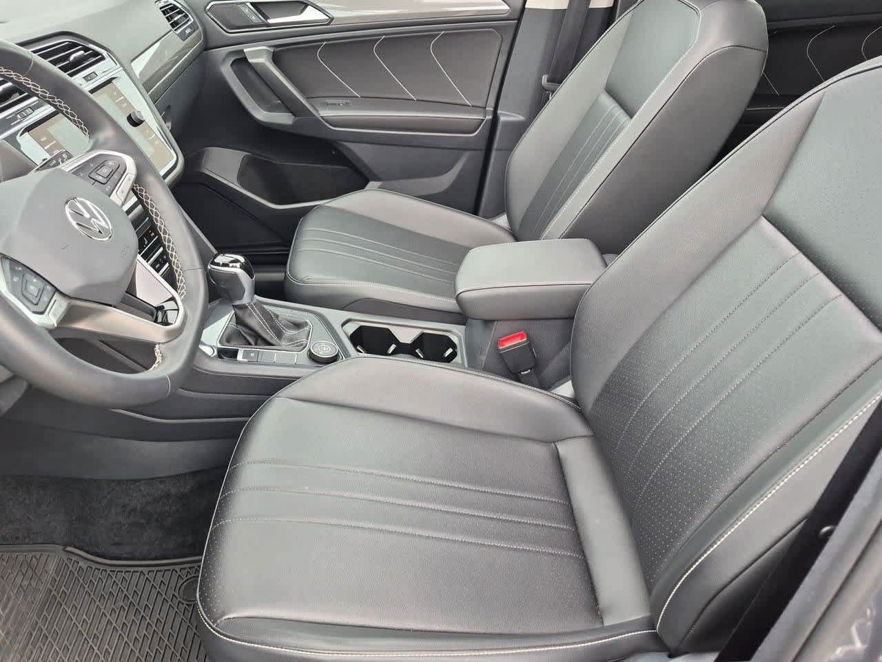 Used 2024 Volkswagen Tiguan SE AWD/4WD image 16