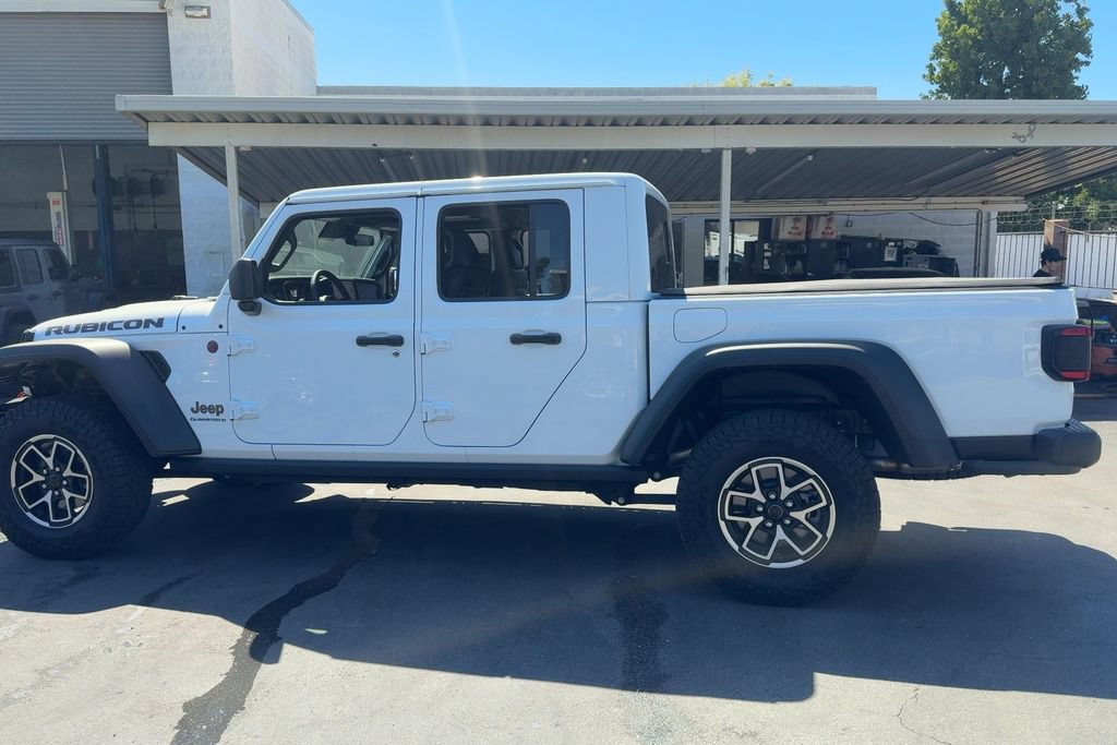 Used 2025 Jeep Gladiator Rubicon w/ Convenience Group AWD/4WD image 9