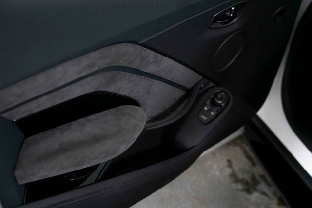Used 2022 Aston Martin V8 Vantage Coupe image 15