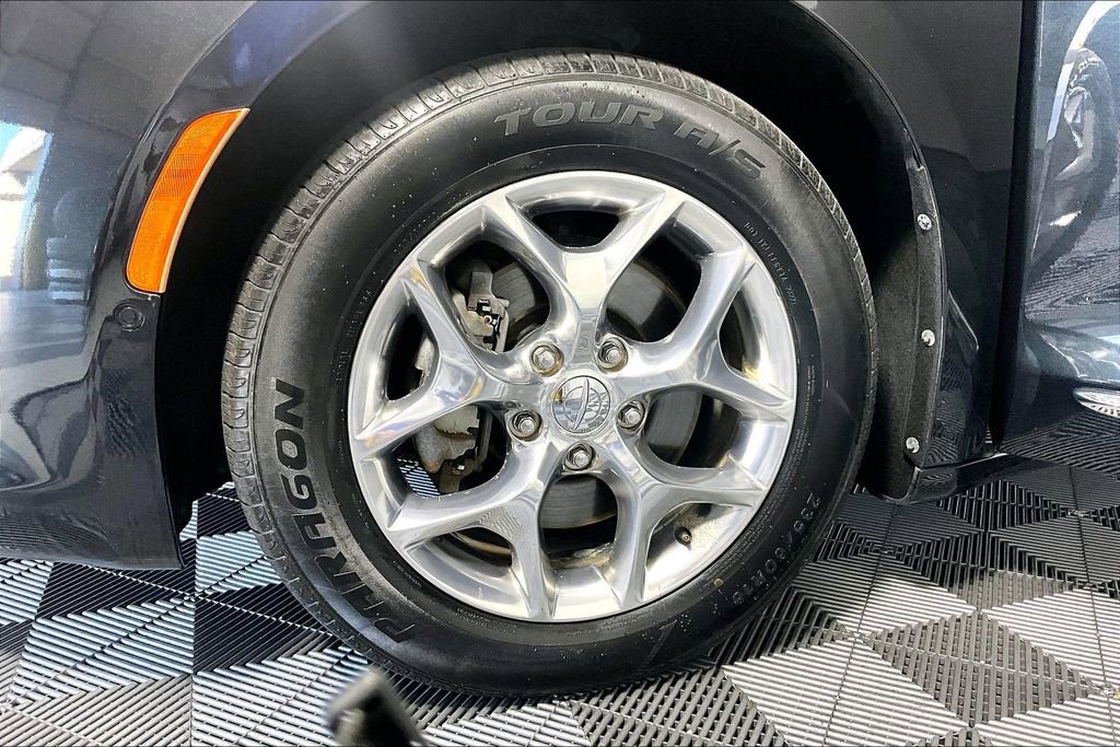 Used 2017 Chrysler Pacifica Limited w/ UConnect Theater Package FWD image 8