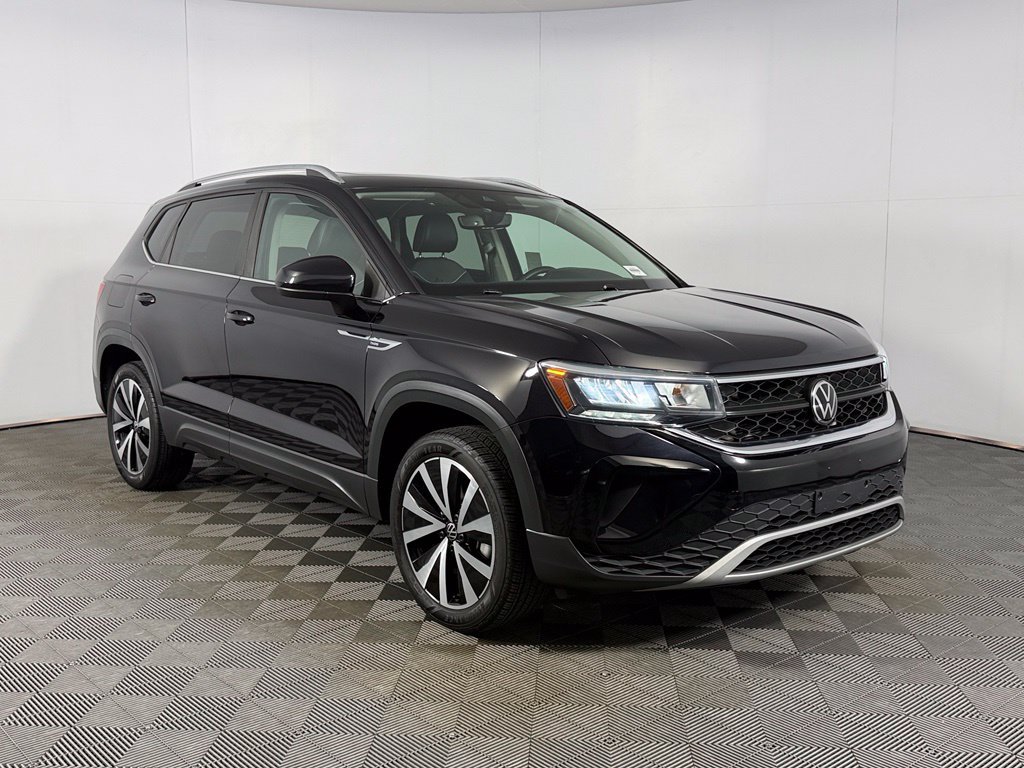 Used 2023 Volkswagen Taos SE w/ Panoramic Sunroof Package FWD image 4