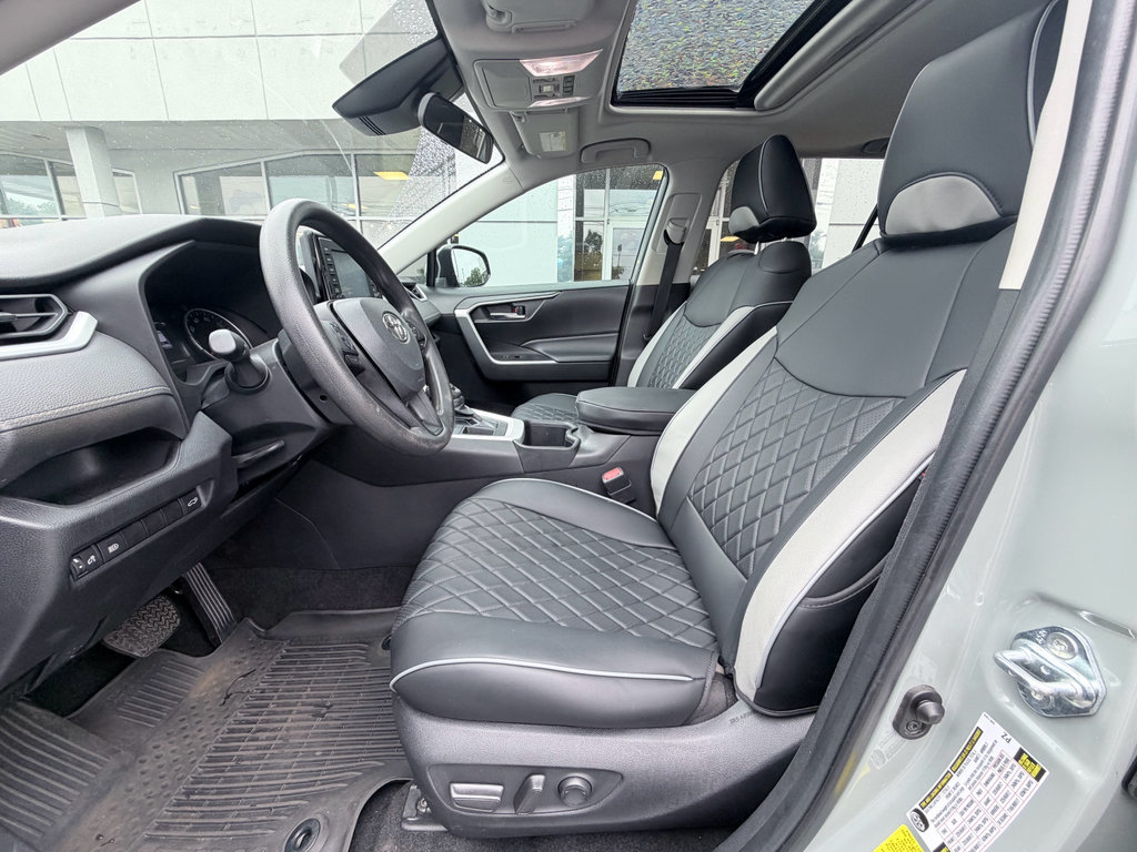 Used 2022 Toyota RAV4 XLE w/ Convenience Package FWD image 22