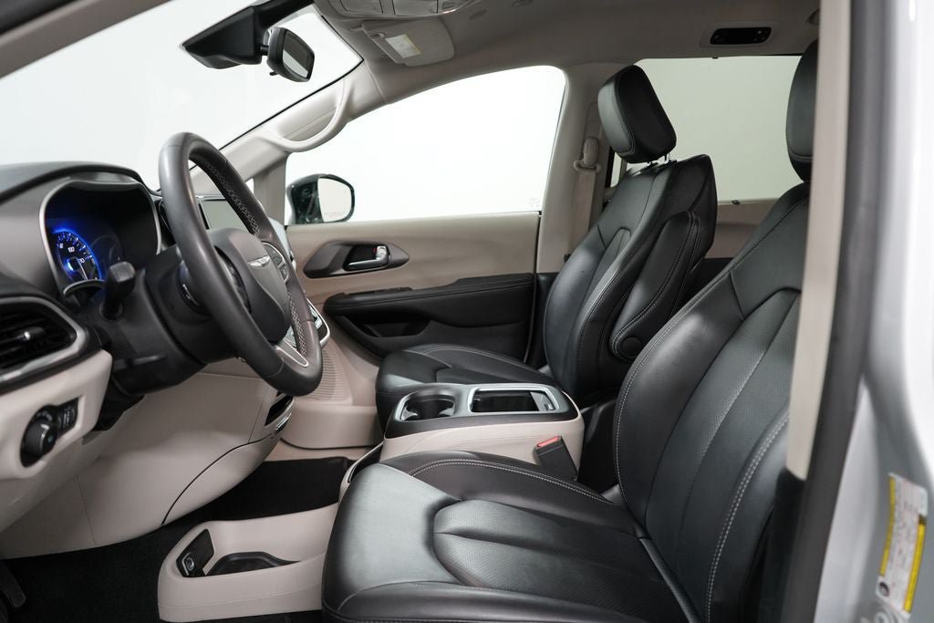 Used 2024 Chrysler Pacifica Touring-L FWD image 11
