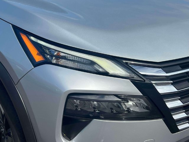 Used 2024 Nissan Rogue SV AWD/4WD image 9