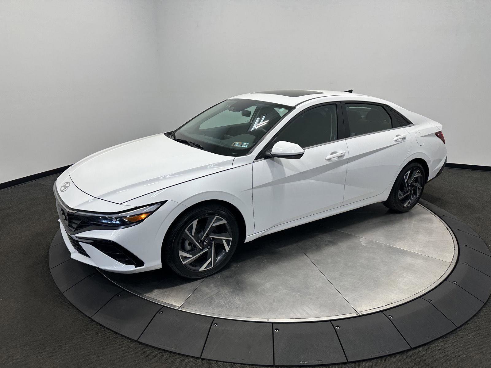 Certified 2024 Hyundai Elantra SEL w/ Convenience Package FWD image 4