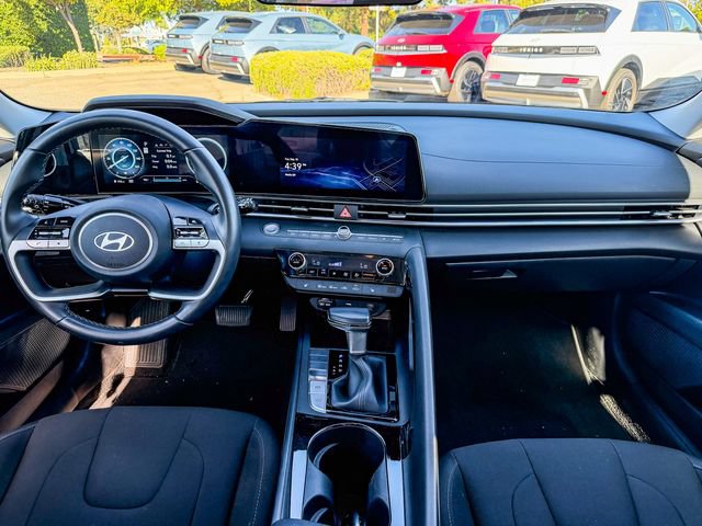 Used 2025 Hyundai Elantra SEL FWD image 13