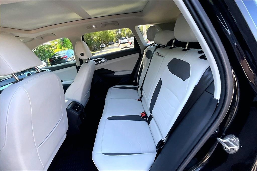 Certified 2025 Volkswagen Taos SE w/ Panoramic Sunroof Package image 17