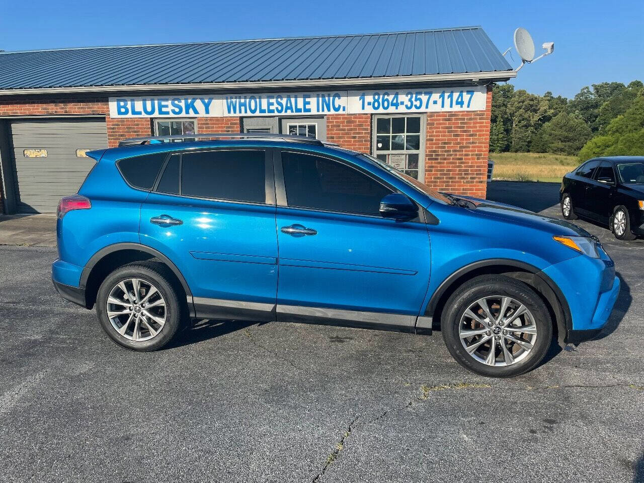 Used 2017 Toyota RAV4 Limited image 1