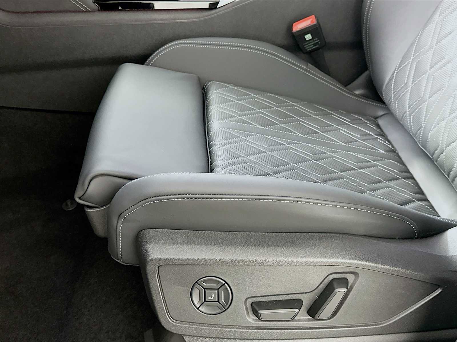 New 2025 Audi SQ5 Prestige image 17