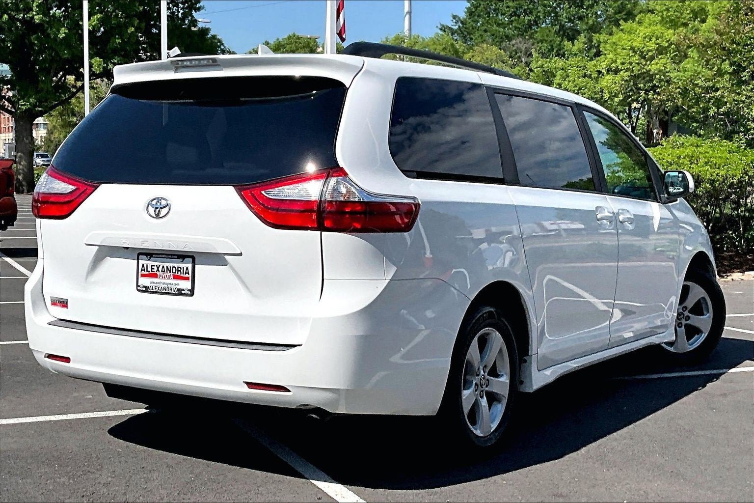 Used 2019 Toyota Sienna LE FWD image 11
