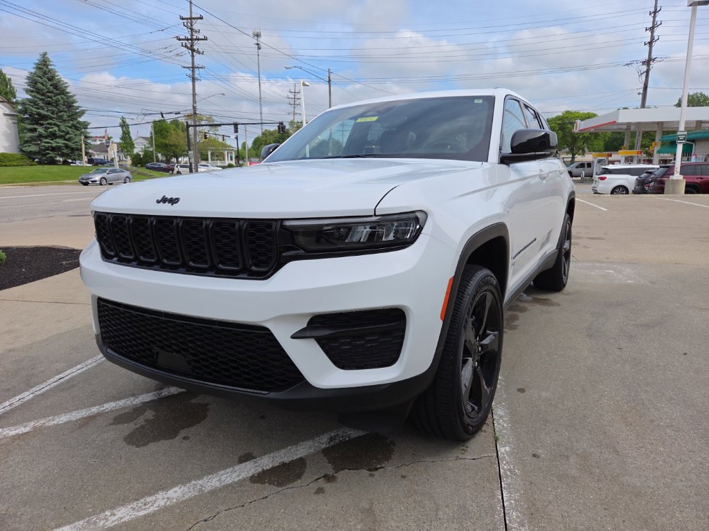 Used 2024 Jeep Grand Cherokee Altitude AWD/4WD image 5