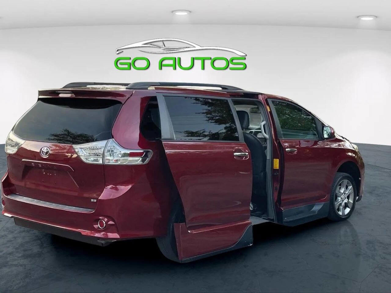 Used 2014 Toyota Sienna SE image 8