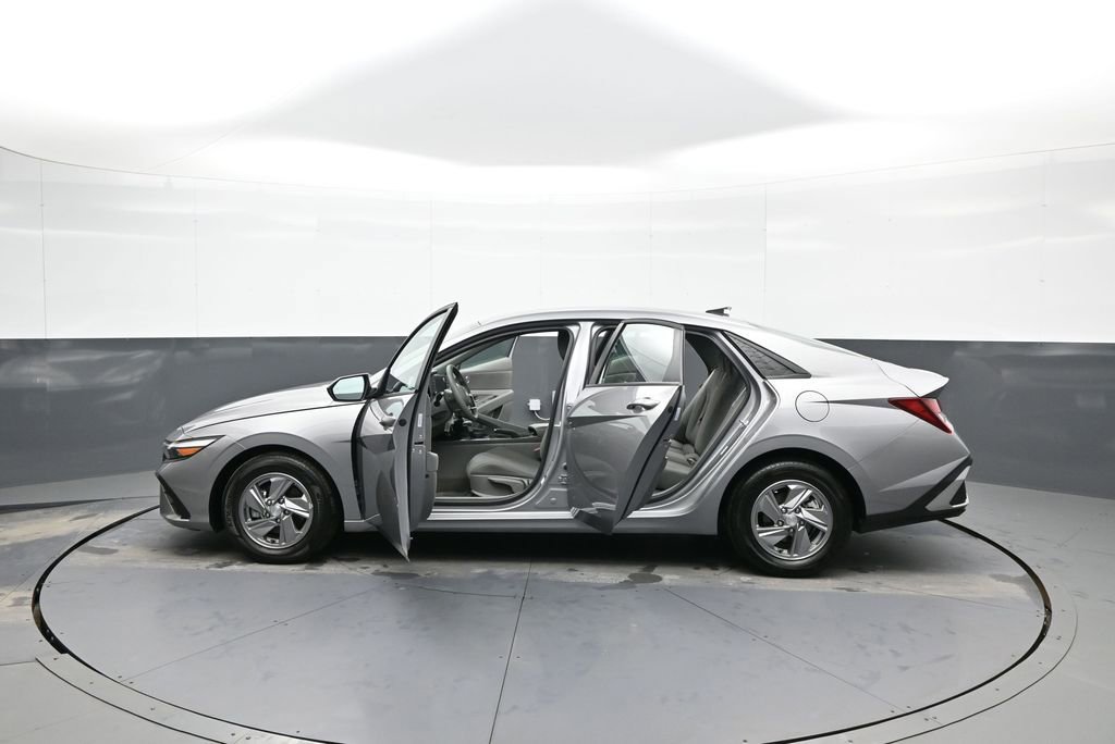 Certified 2025 Hyundai Elantra SE image 42