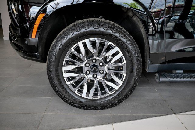 Used 2025 Chevrolet Suburban Z71 AWD/4WD image 47