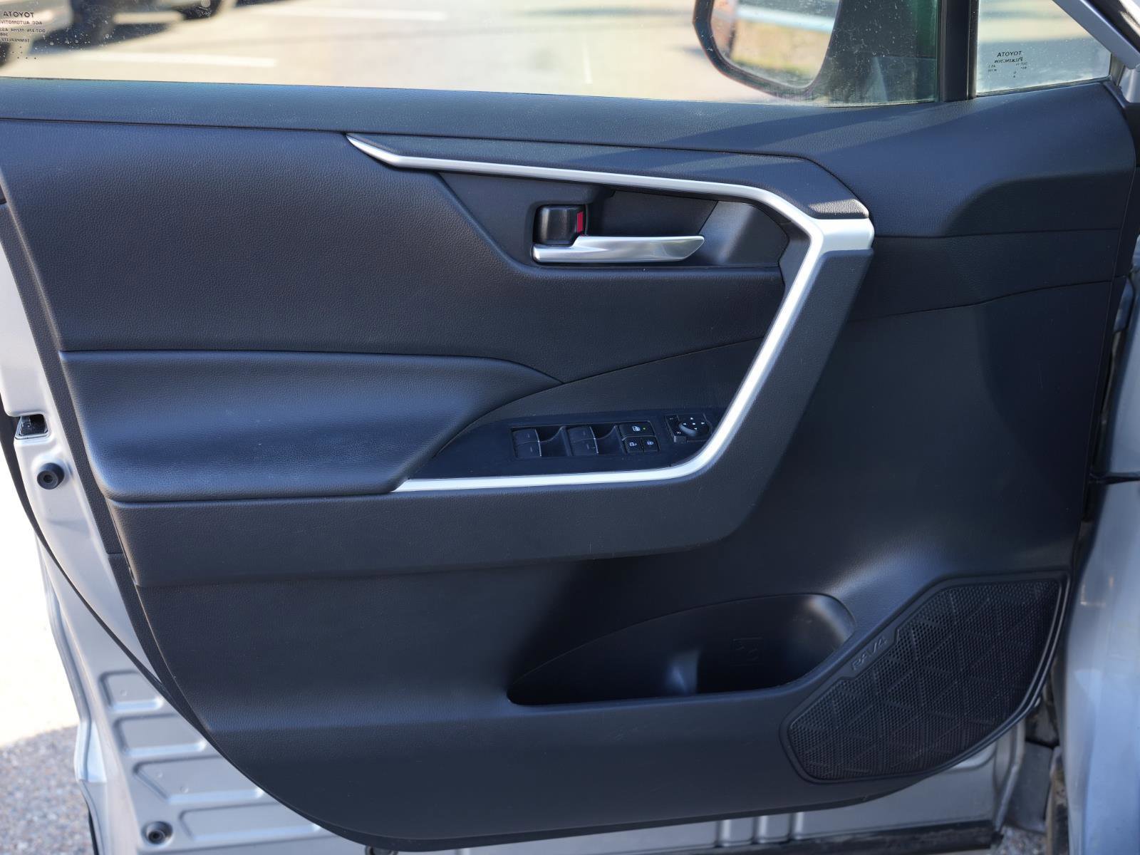 Used 2022 Toyota RAV4 XLE FWD image 11