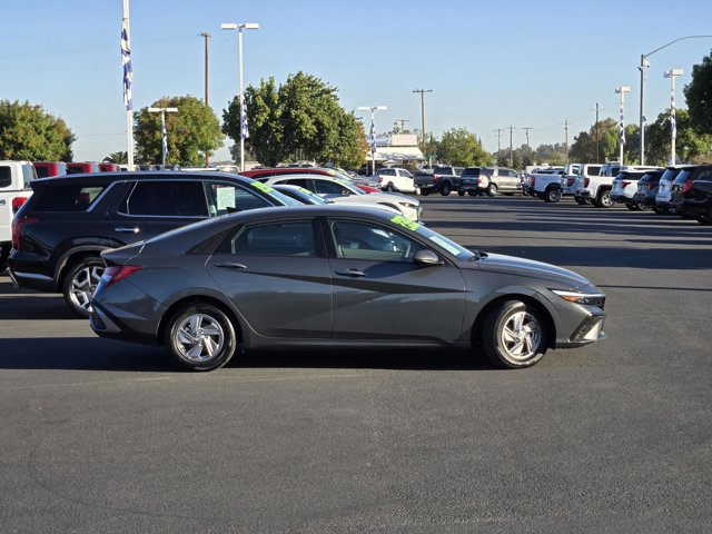 Used 2025 Hyundai Elantra SE FWD image 3