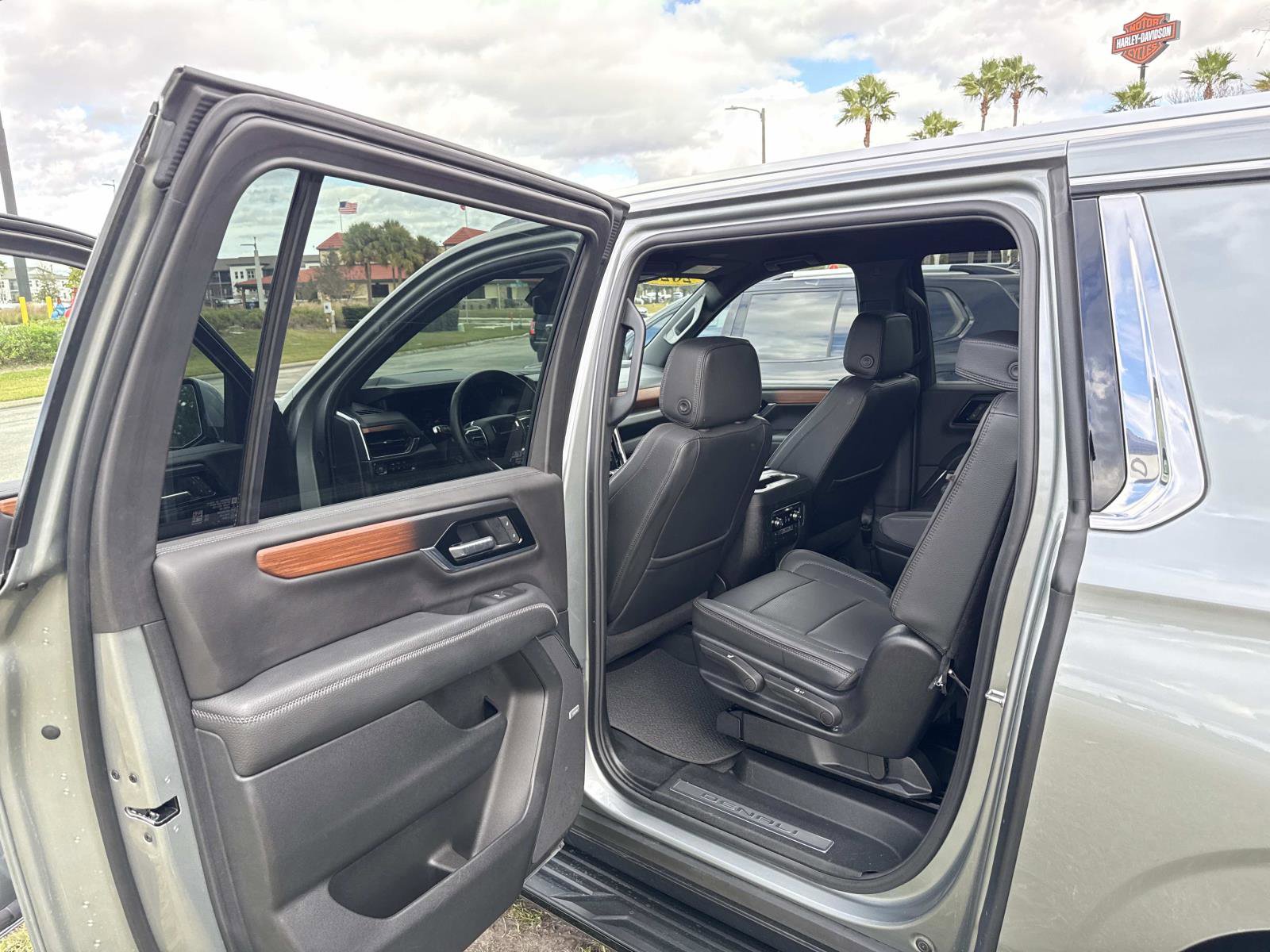 Used 2025 GMC Yukon XL Denali image 13