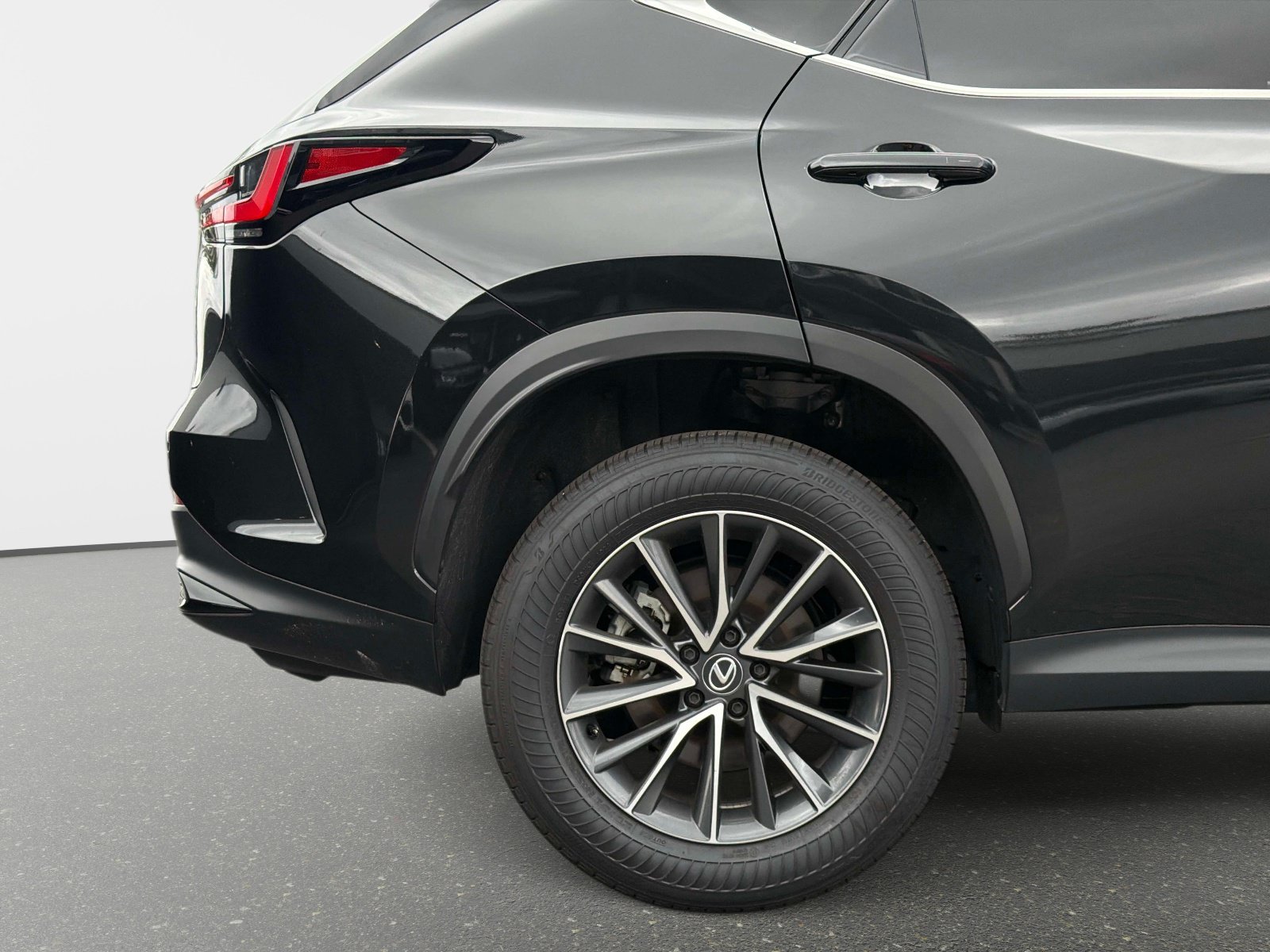 Used 2025 Lexus NX 250 FWD w/ Towing Package (2000 Lbs) image 18