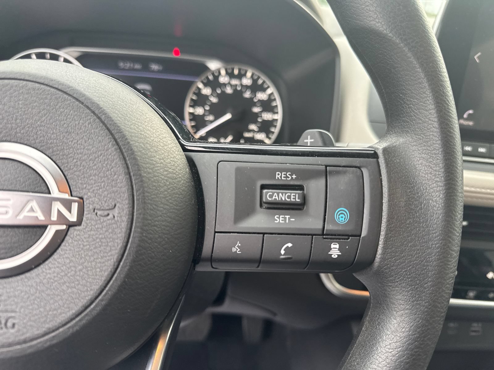 Used 2023 Nissan Rogue SV FWD image 16