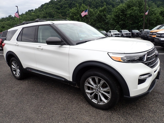Used 2023 Ford Explorer XLT w/ Equipment Group 202A AWD/4WD image 12