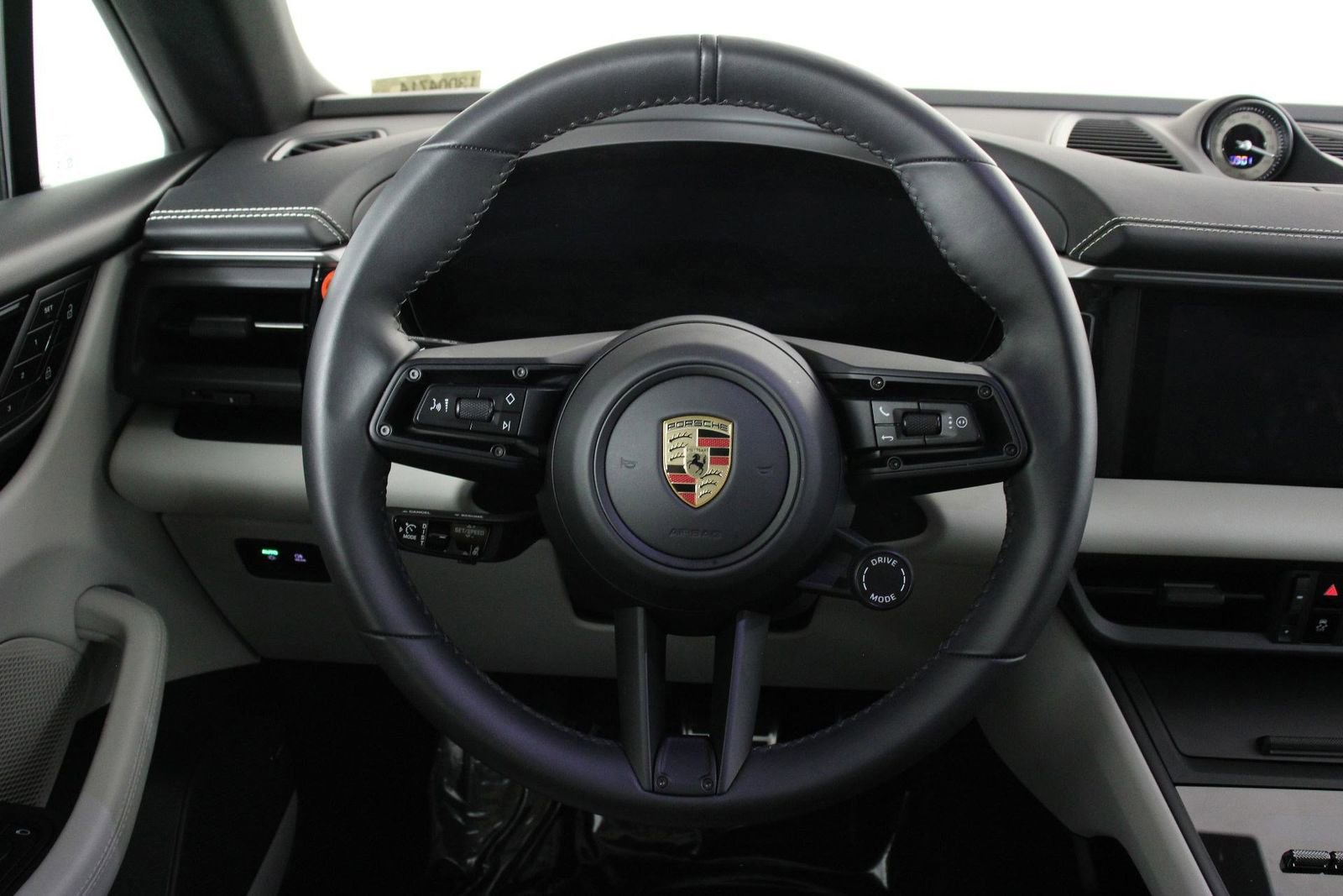 Certified 2025 Porsche Macan Electric image 12