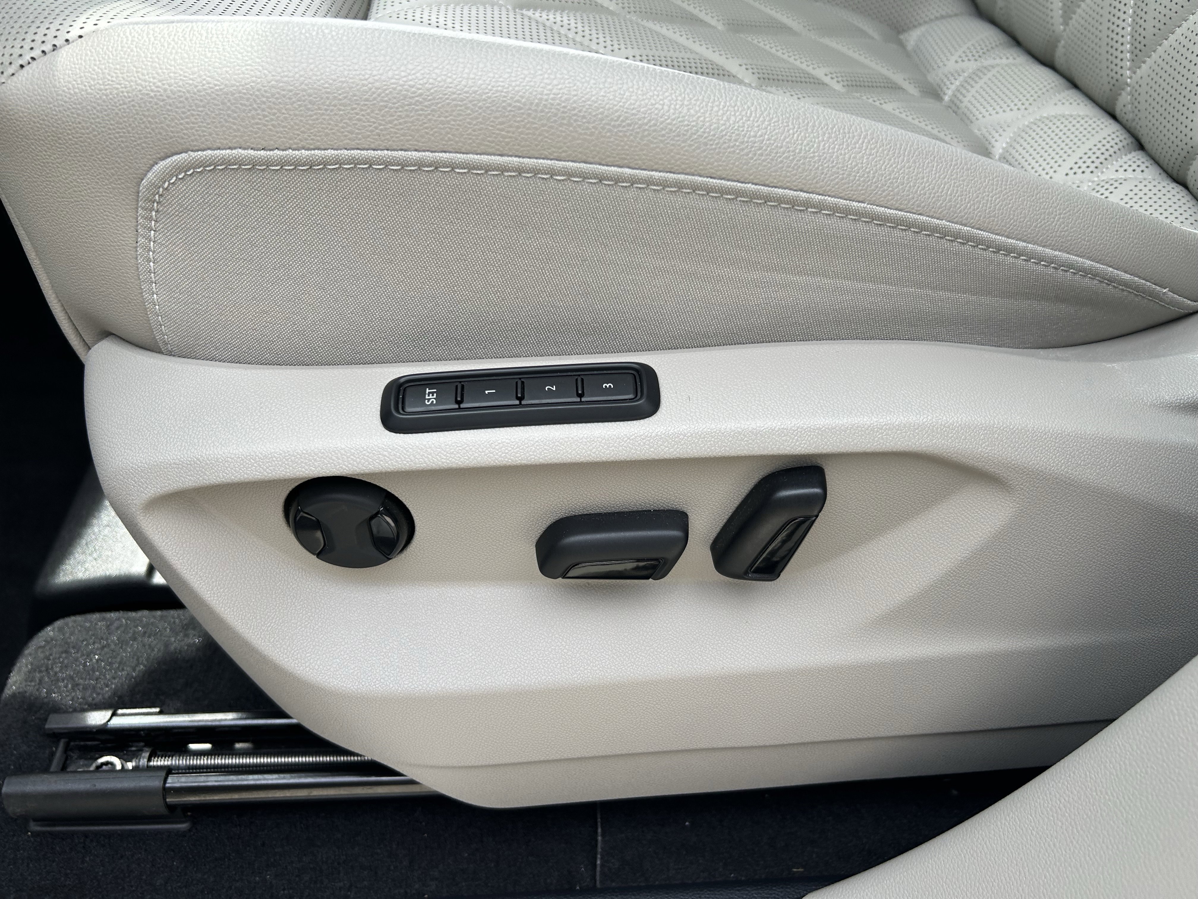 Used 2024 Volkswagen Atlas SEL Premium R-Line image 22