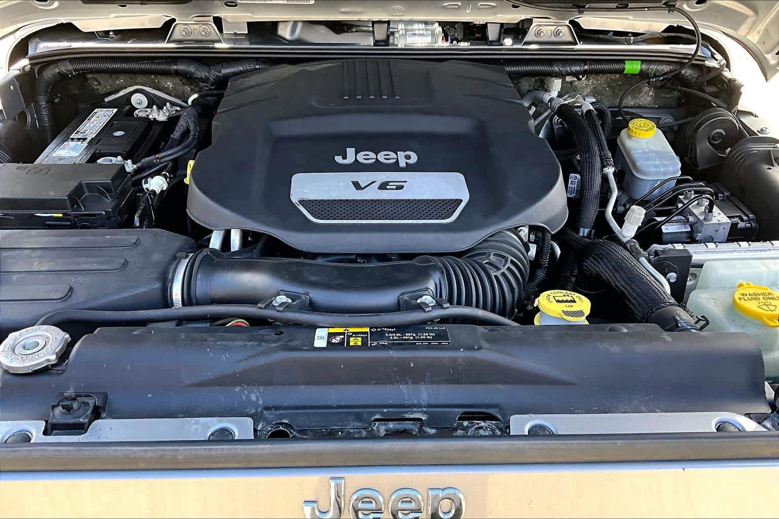 Used 2018 Jeep Wrangler Unlimited Sahara w/ Connectivity Group AWD/4WD image 29