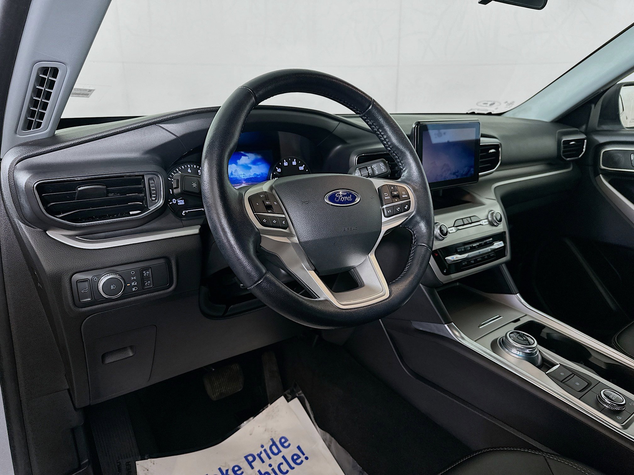 Used 2022 Ford Explorer XLT w/ Equipment Group 202A image 9