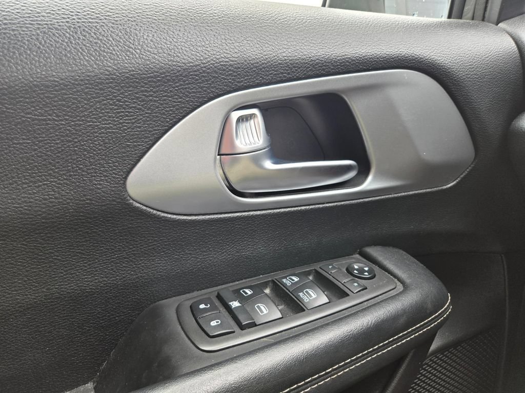 Used 2021 Chrysler Pacifica Touring w/ S Appearance Package FWD image 14