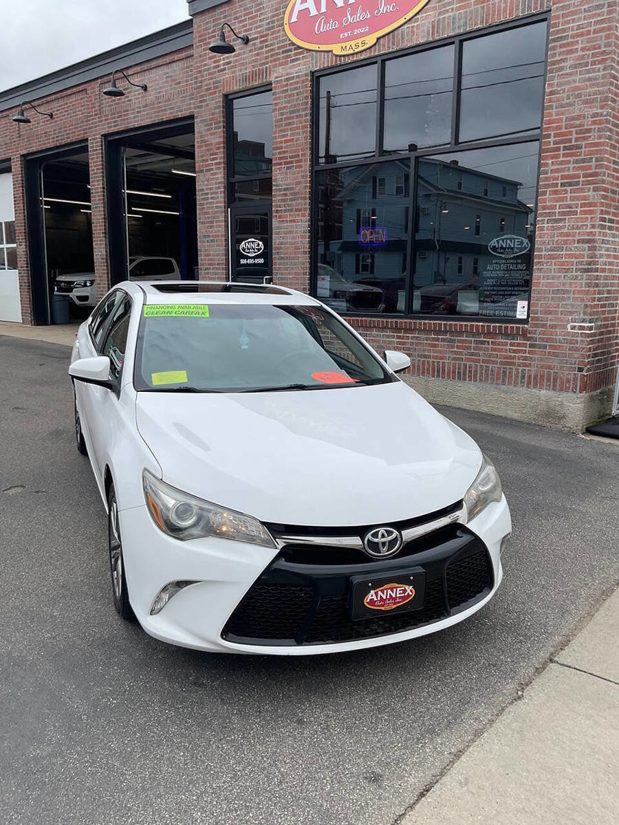 Used 2016 Toyota Camry SE w/ Moonroof Package FWD image 1