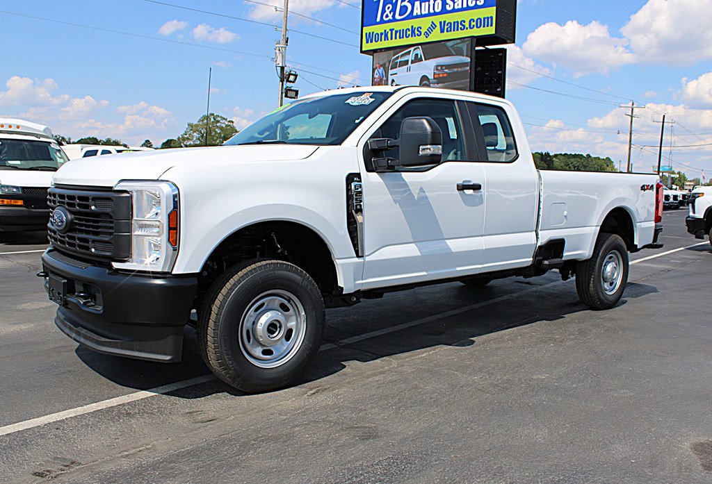 Used 2025 Ford F250 XLT image 3