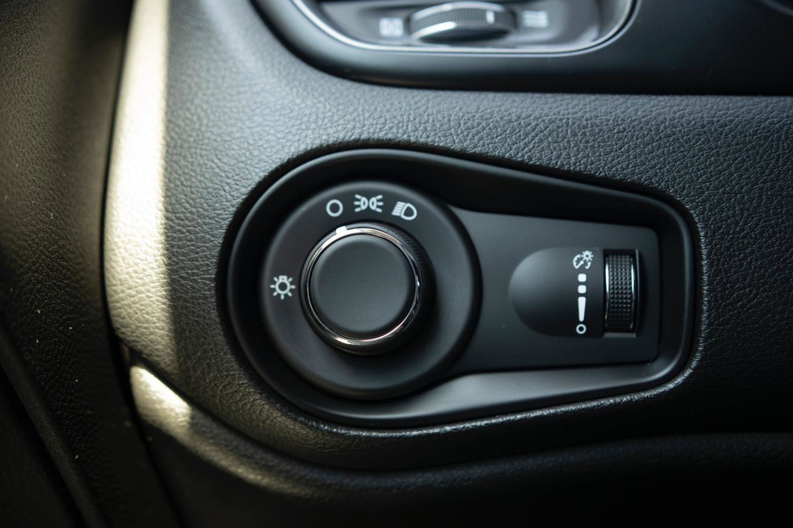 Used 2023 Jeep Renegade Latitude AWD/4WD image 12