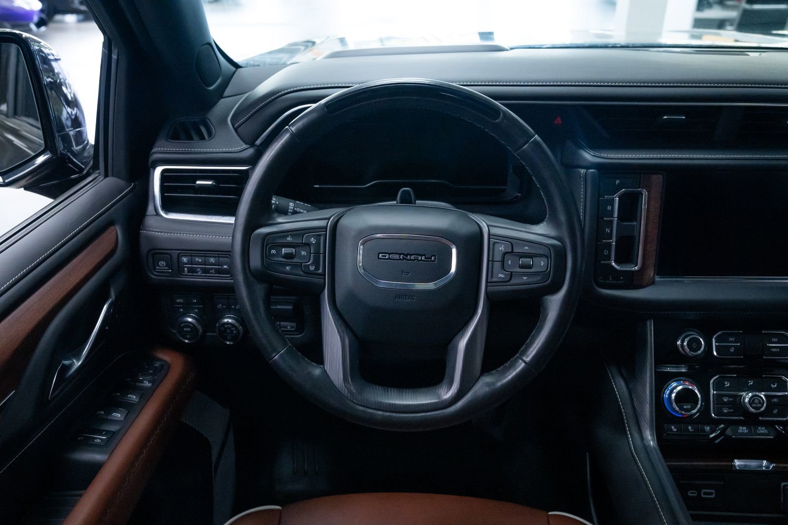 Used 2024 GMC Yukon Denali Ultimate AWD/4WD image 11