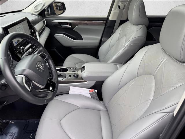 Certified 2025 Toyota Highlander Platinum image 10