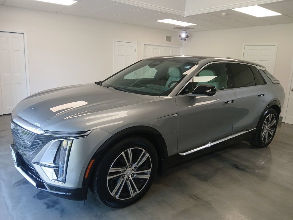 Used 2024 Cadillac Lyriq Luxury w/ LPO, Floor Liner Package AWD/4WD image 4