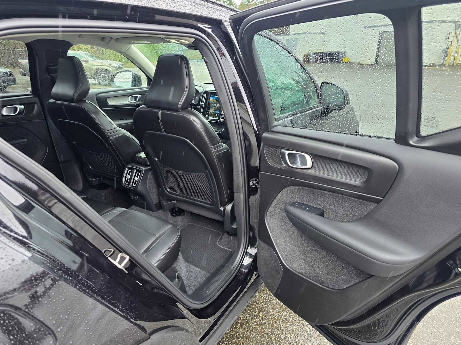 Used 2025 Volvo XC40 B5 Plus AWD/4WD image 13