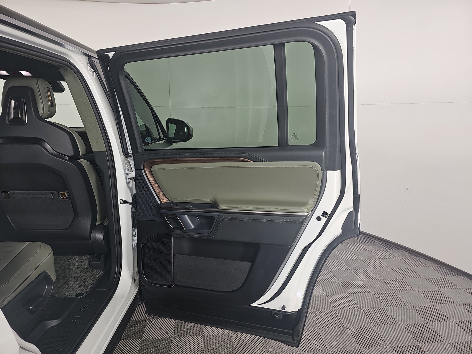 Used 2024 Rivian R1S Adventure image 19