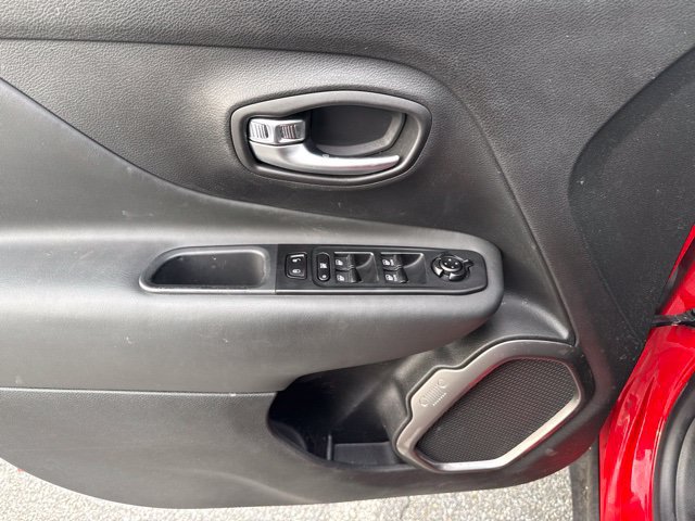 Used 2022 Jeep Renegade Latitude AWD/4WD image 12