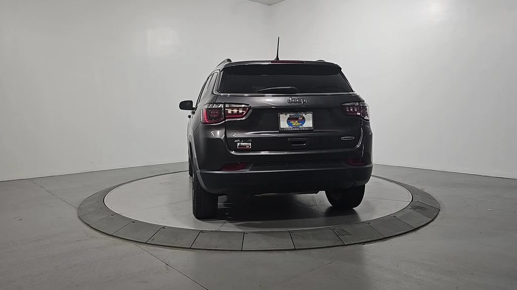 Used 2022 Jeep Compass Latitude w/ Mopar Graphics Package AWD/4WD image 4