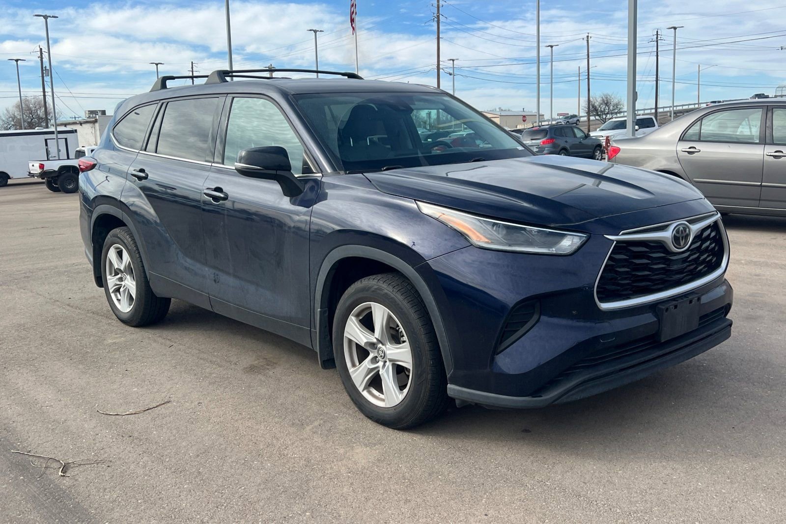 Used 2021 Toyota Highlander L image 2