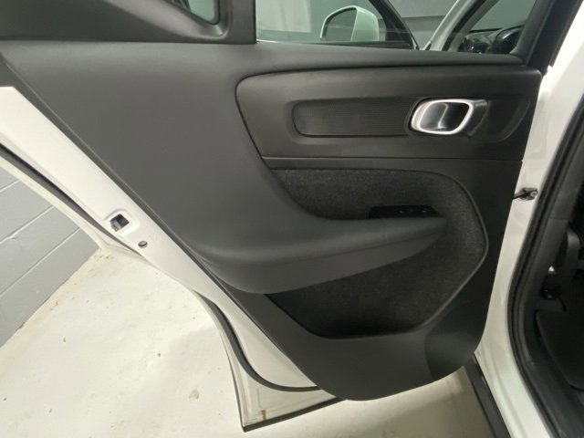 Used 2025 Volvo XC40 B5 Core image 8