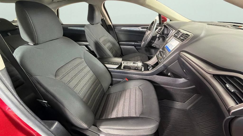 Used 2020 Ford Fusion SE FWD image 34