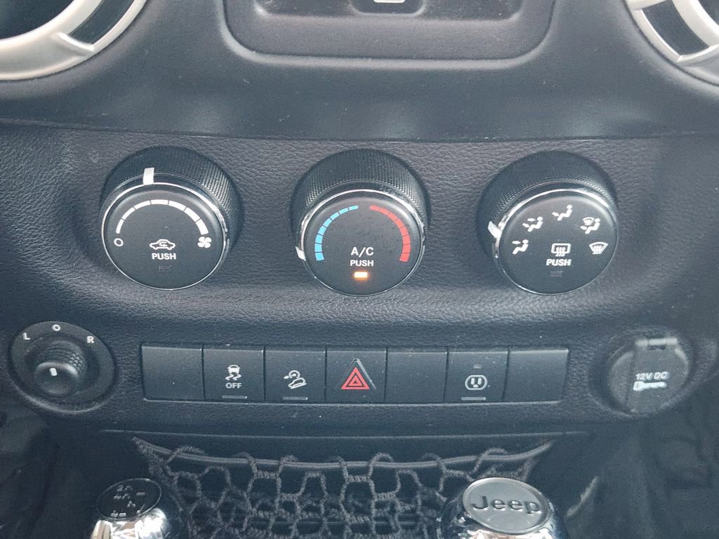 Used 2016 Jeep Wrangler Unlimited Sahara w/ Connectivity Group image 18